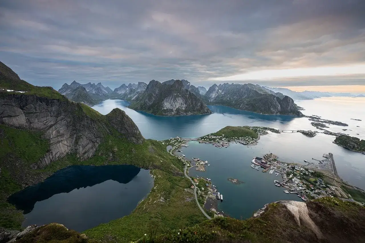 Malownicze Lofoty, idealne na wymarzony wyjazd. Zastanawiasz się, ile pieniędzy na wyjazd do Norwegii?