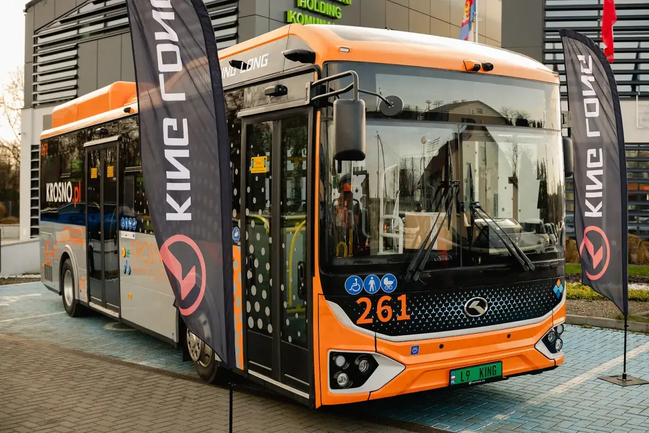 Nowy autobus Krosno.pl z napisem KING na banerze.