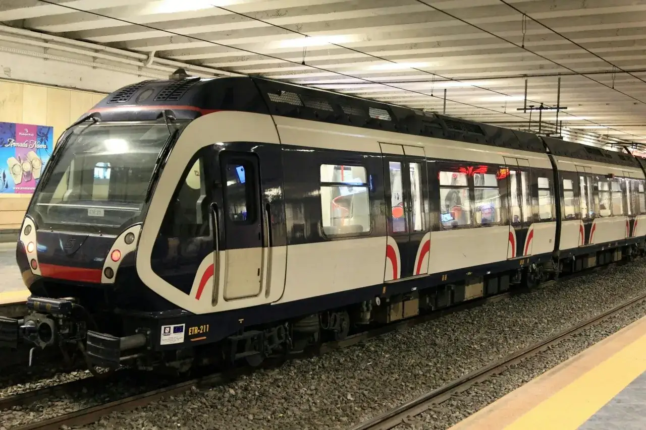 Nowoczesny pociąg ETR 211 na stacji, gotowy do podróży z Neapolu do Sorrento.
