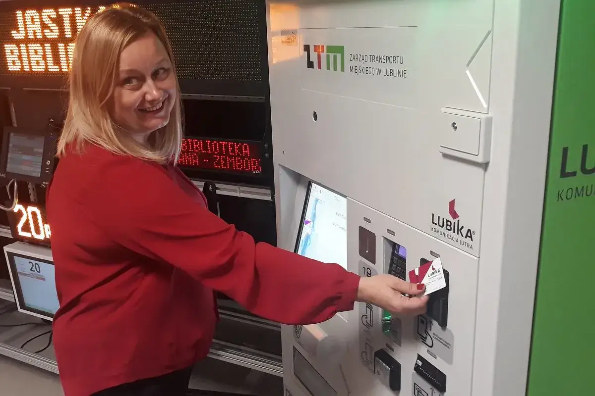 Kobieta kupuje bilet 15 minutowy w automacie Lubika w Lublinie.