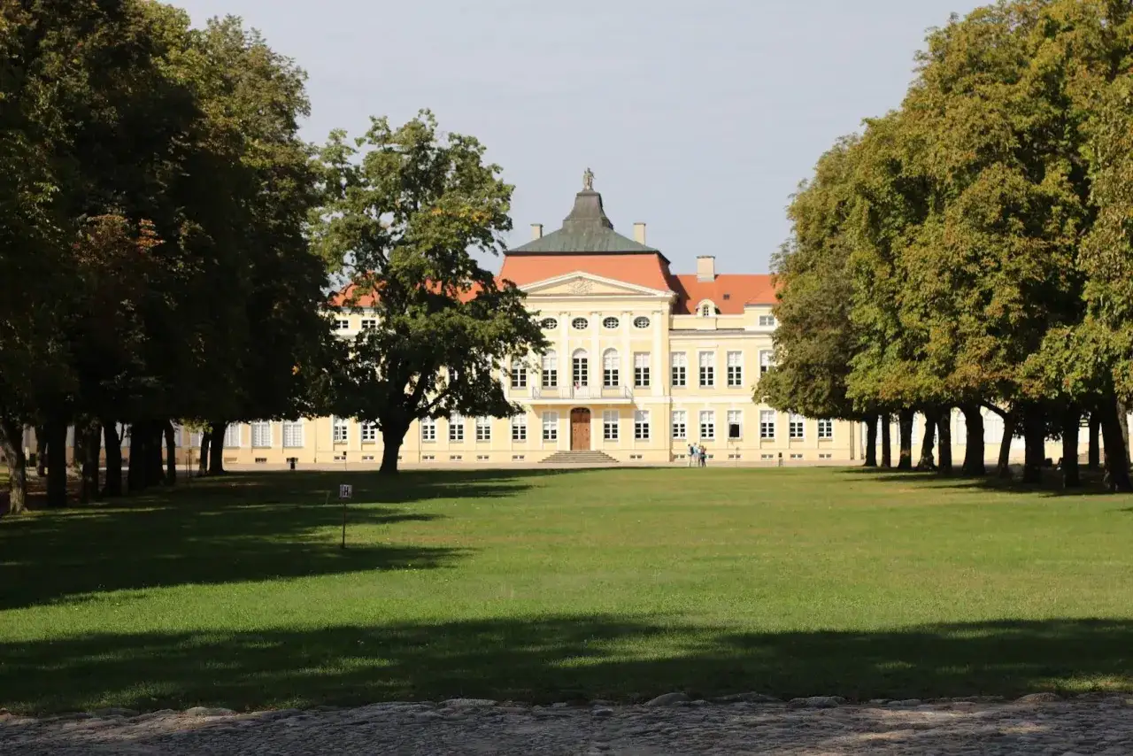 Piękny pałac w Brodnicy, idealne miejsce na spacer. Ta trasa zachwyca architekturą i zielenią.