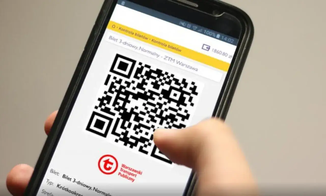 Telefon z wyświetlonym kodem QR biletu ZTM Warszawa. Ułatwia kontrolę biletów w metrze.