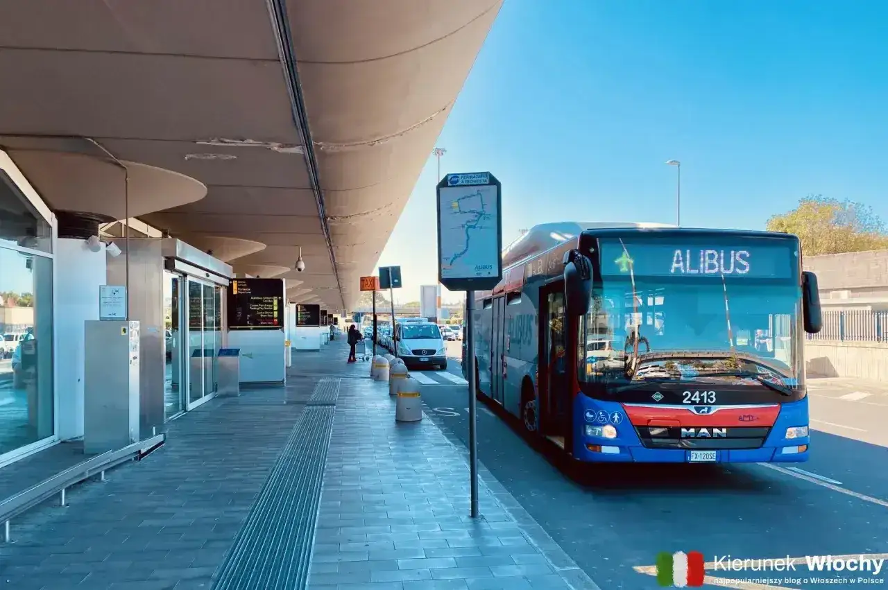 Autobus Alibus na przystanku na lotnisku Trapani. Słoneczny dzień, błękitne niebo.