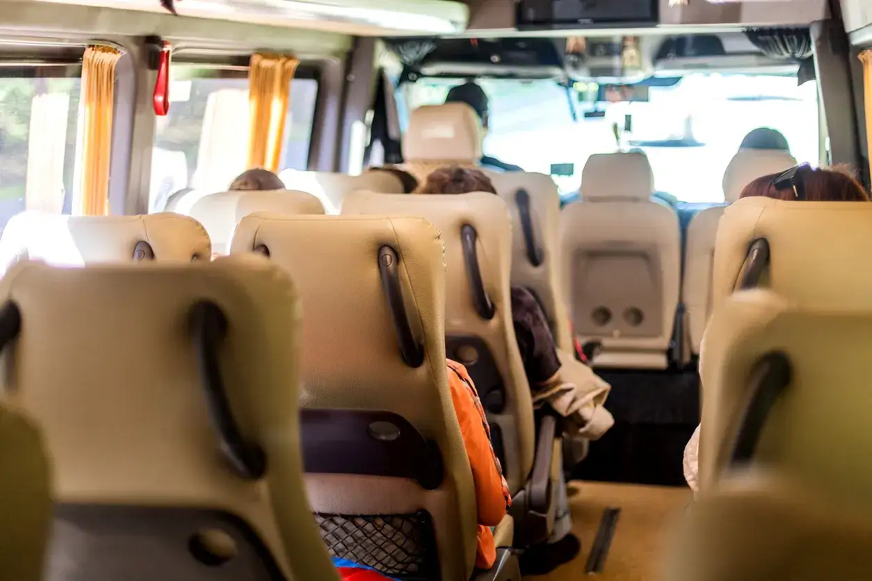 Wnętrze autobusu FlixBus do Niemiec. Pasażerowie siedzą w wygodnych fotelach, podróżując w kierunku zachodnim.