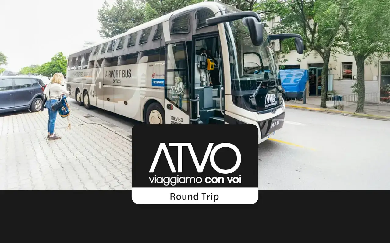 Kobieta czeka na autobus ATVO na lotnisko TSF. Autobus 