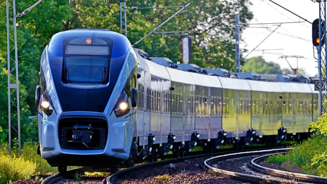 Nowoczesny pociąg PKP na zakręcie torów. Sprawdź, jaka jest cena biletu PKP Białystok - Warszawa!