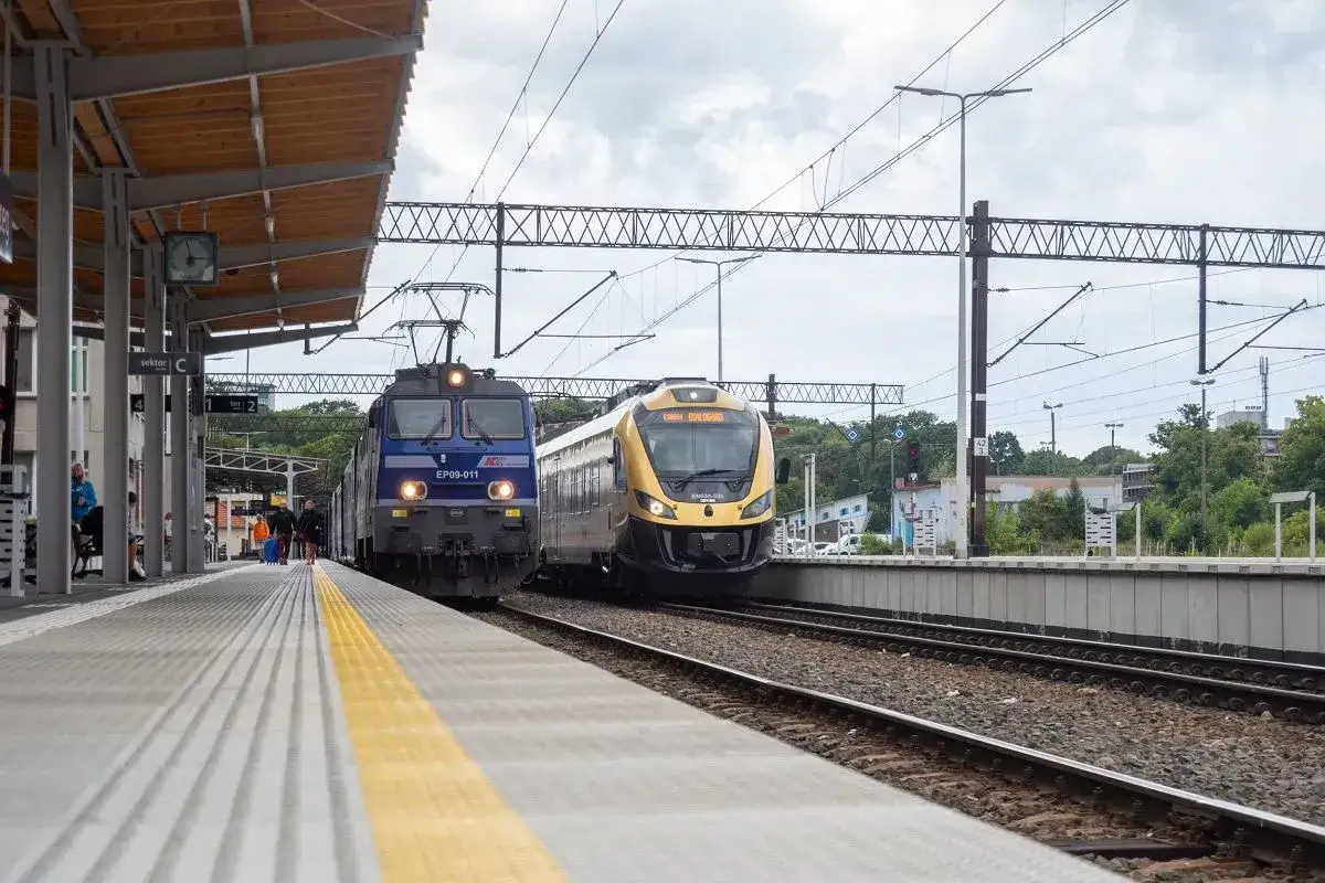 Dwa pociągi na stacji. Zastanawiasz się nad pendolino Katowice - Kołobrzeg cena biletu?