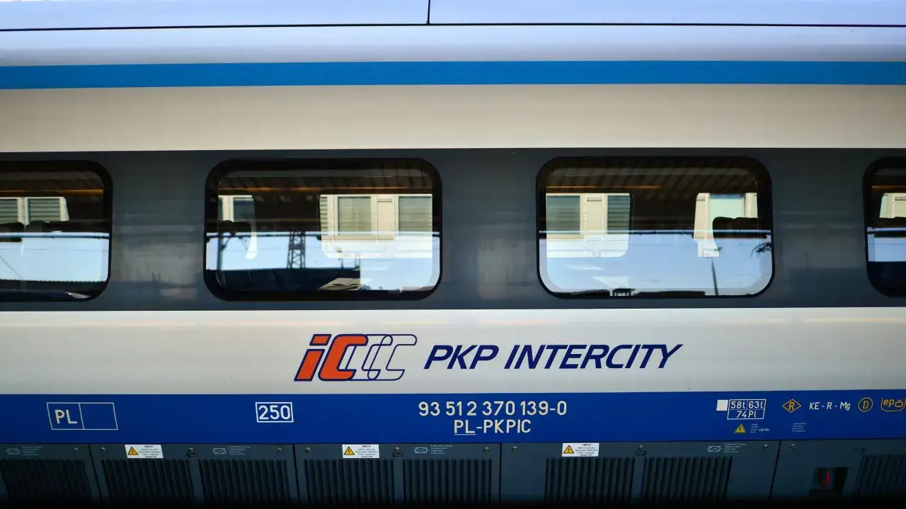 Bilet tygodniowy PKP Intercity - sprawdź, ile kosztuje podróż po Polsce. Widok na boczny panel pociągu PKP Intercity.