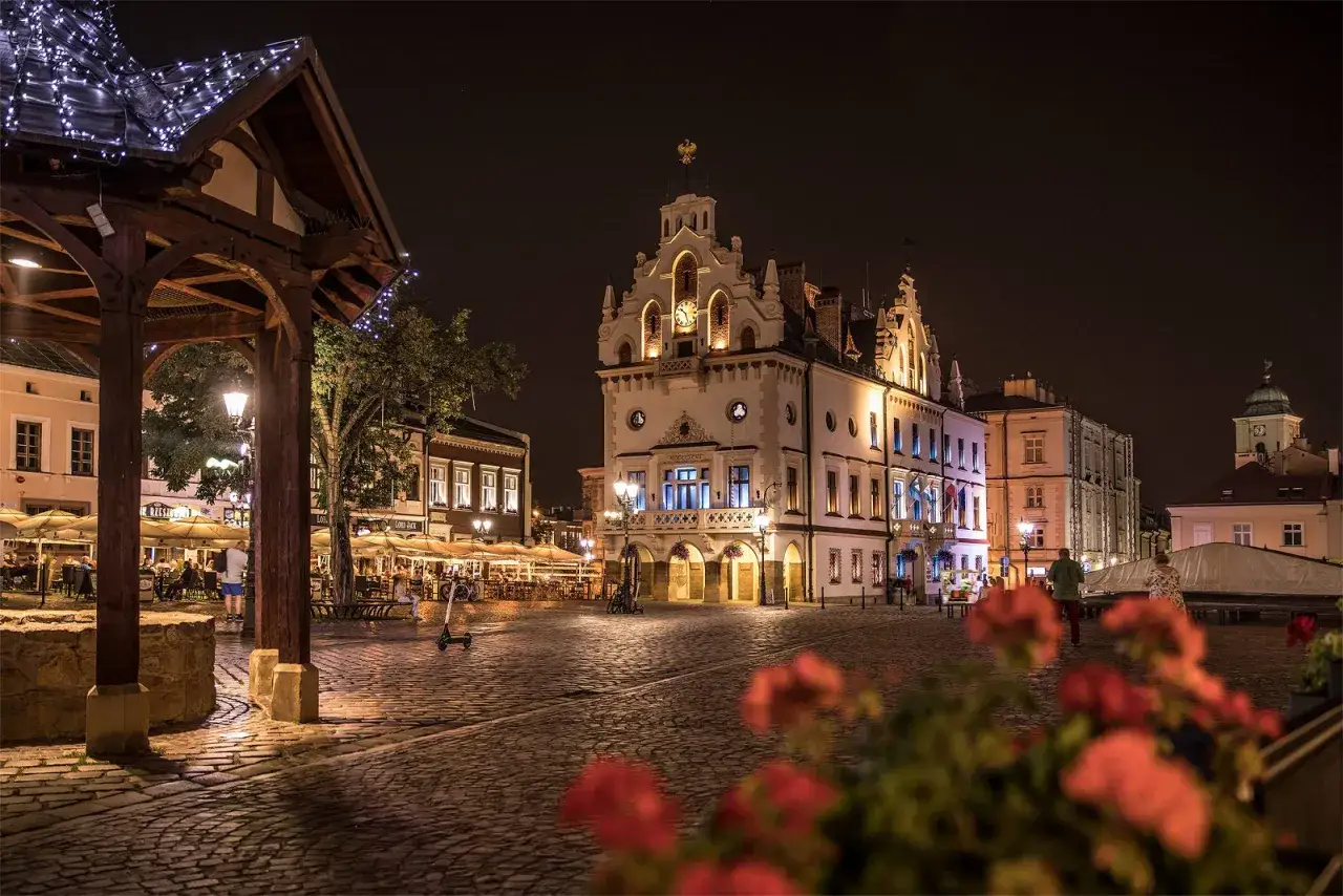 Nocny Rzeszów. Rynek tętni życiem, oświetlone kamienice i ratusz tworzą magiczną atmosferę. Ta trasa jest idealna na wieczorny spacer.
