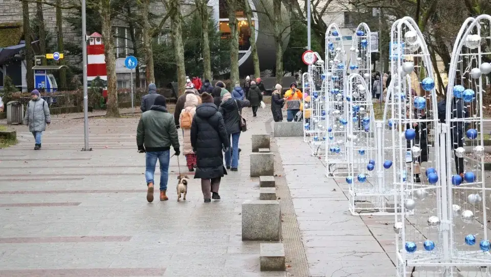 Ludzie spacerujący po Szczecinie w r&oacute;żnej pogodzie
