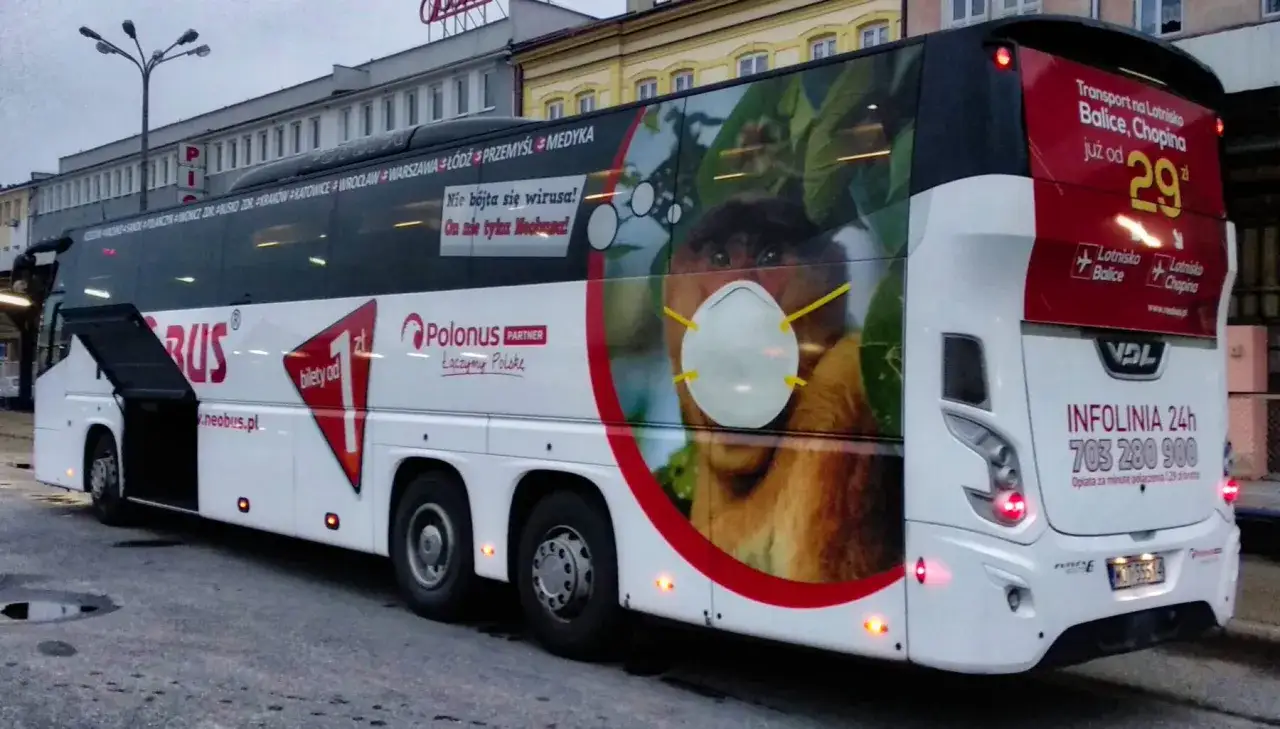 Autobus Neobus z reklamą