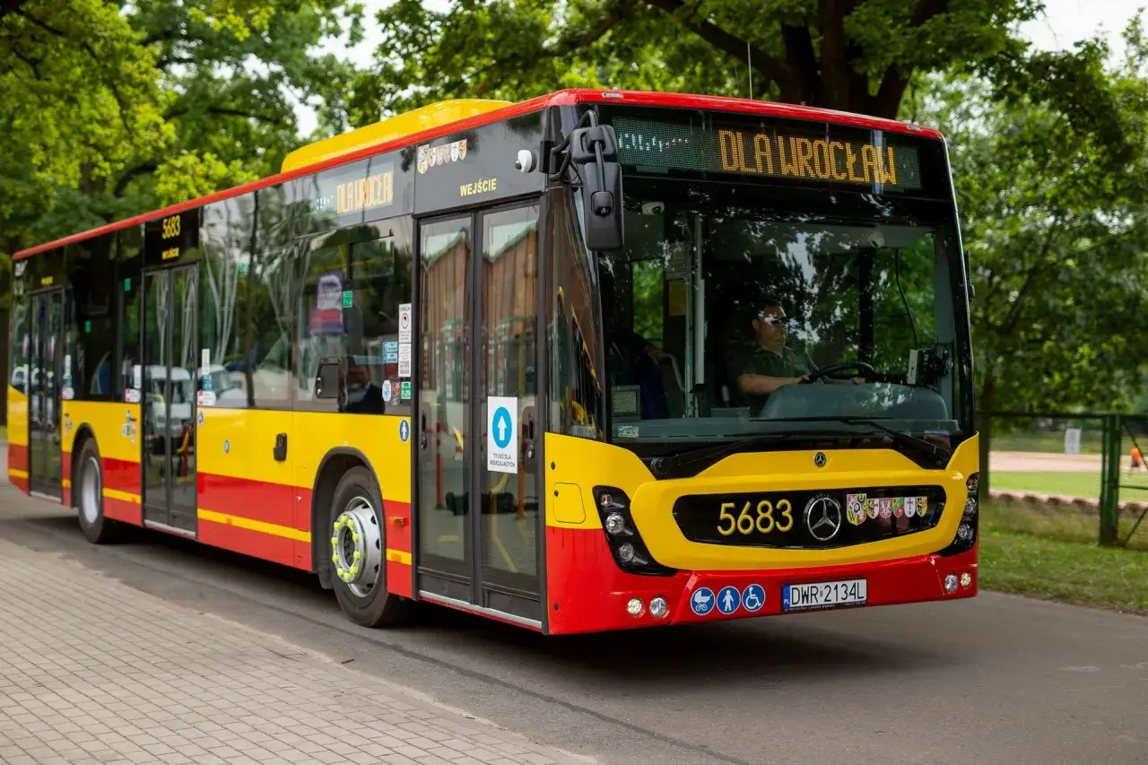 Autobus MPK z numerem 5683, jadący przez Wrocław. Ten kod boczny pojazdu wrocław jest widoczny na jego froncie.
