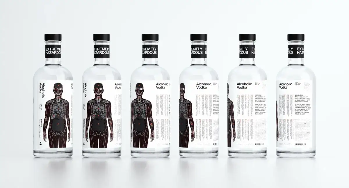 butelki alkoholu, wino, piwo, w&oacute;dka, na tle szwedzkiej flagi