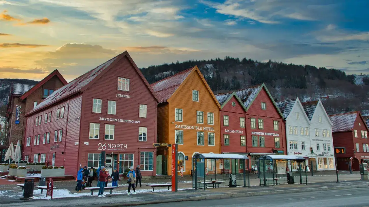 Kolorowe kamienice w Bryggen, idealne na weekend w Norwegii. Hotel Radisson Blu i restauracje przy nabrzeżu.