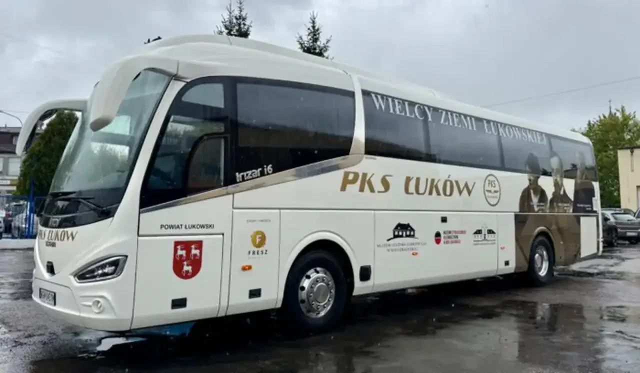 Biały autokar PKS Łuków z napisem 