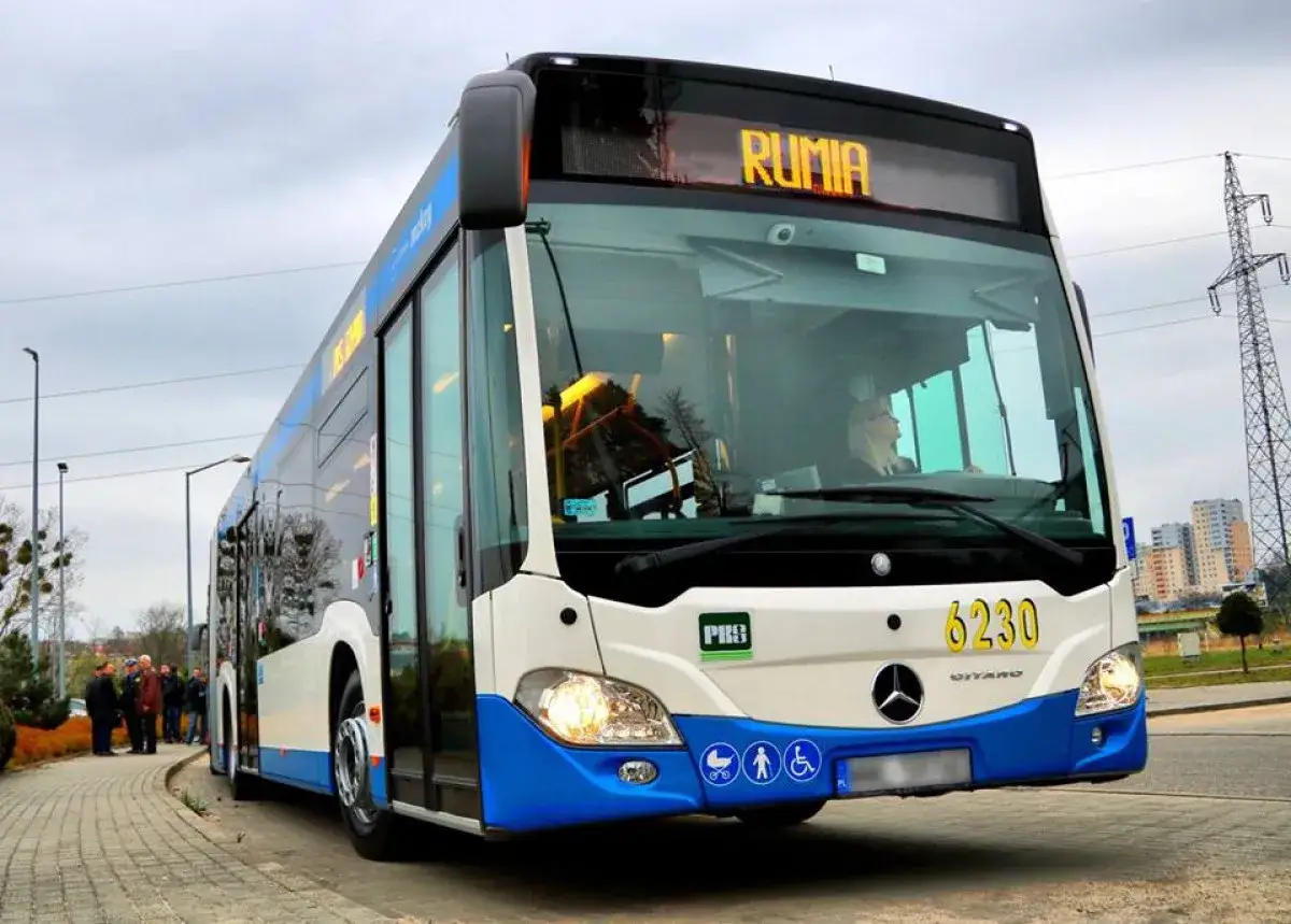 Autobus miejski w Rumi. Dzieci do 7 lat jeżdżą za darmo autobusem.