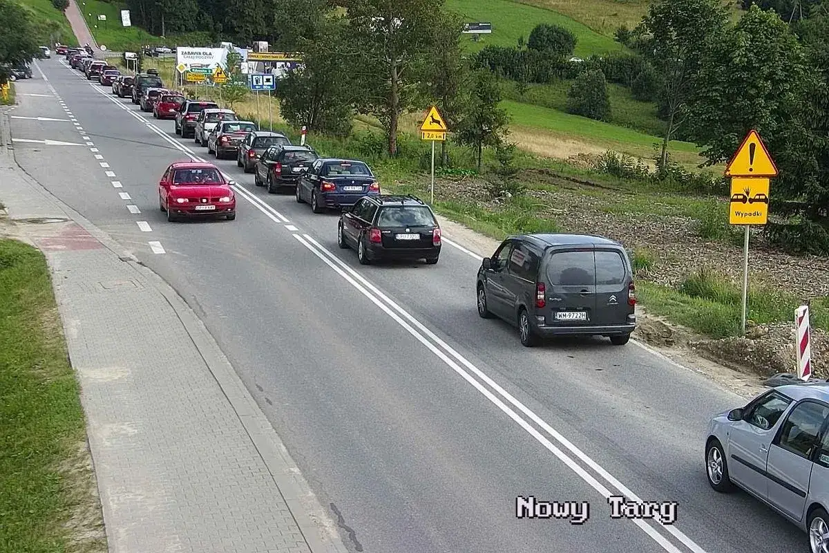 Długi korek samochodów na trasie Zakopane - Kraków. Czas przejazdu może być wydłużony z powodu wypadku.