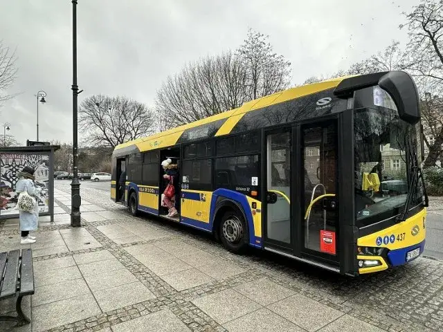 Autobus KLA Kalisz na przystanku z wyświetlaczem dynamicznej informacji pasażerskiej