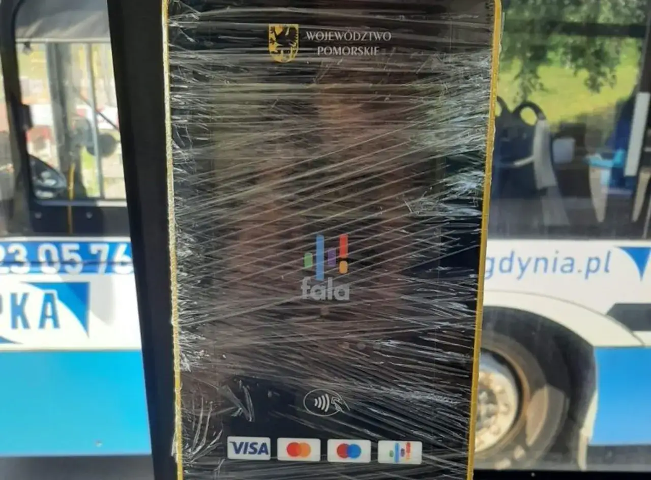 Bilety autobusowe Gdynia: nowy biletomat FALA z płatnością zbliżeniową, obsługujący karty Visa i Mastercard.