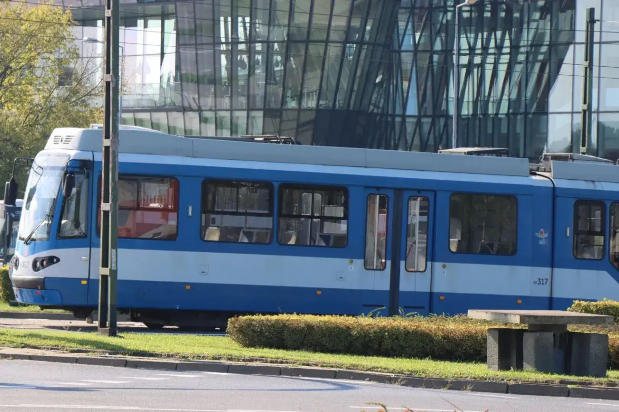 Niebieski tramwaj w Krakowie, idealny do zwiedzania miasta z biletem dobowym.