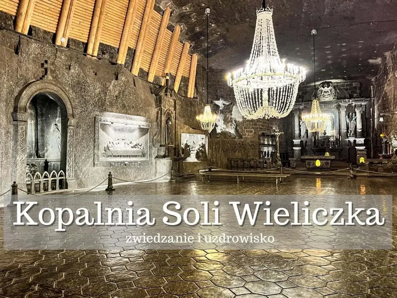 Wnętrze Kopalni Soli Wieliczka z kryształowymi żyrandolami i rzeźbami w soli. Bilety na zwiedzanie dostępne online.