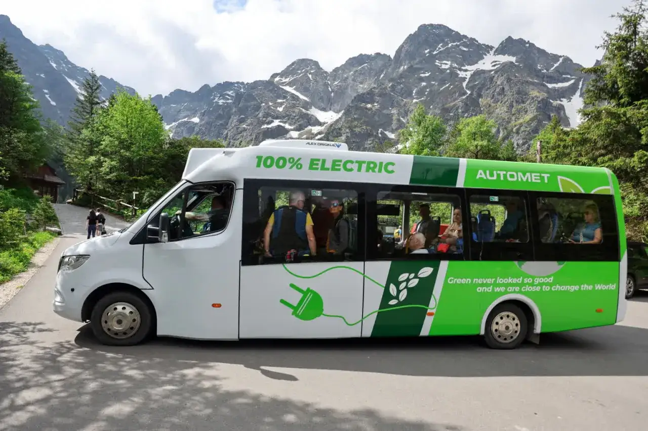 Elektryczny melex z pasażerami jedzie pod górę. Sprawdź morskie oko cennik meleksy, by poznać ceny przejazdu.