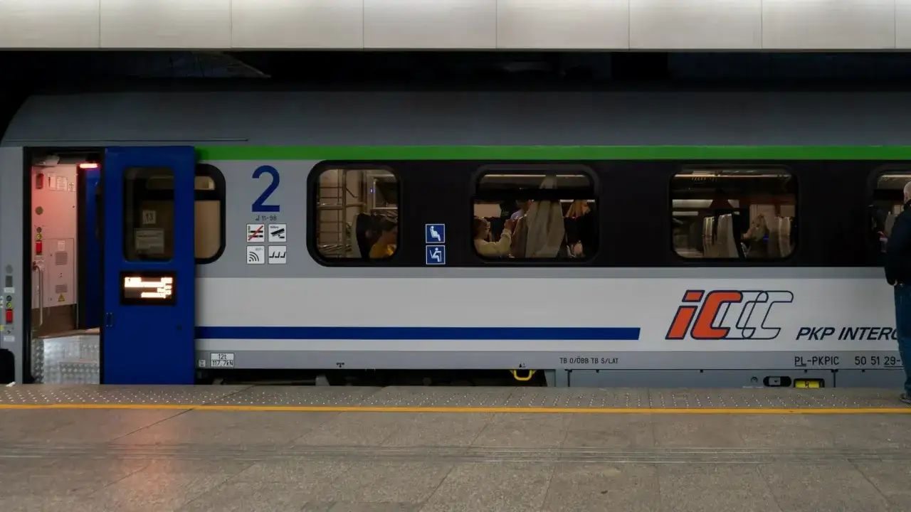 Legitymacja weterana zniżki PKP Intercity. Wagon z oznaczeniem 2, symbolami udogodnień i logo PKP Intercity.