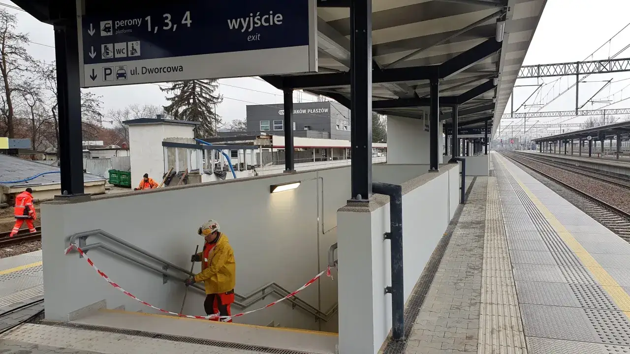 Pracownicy przygotowują peron na dworcu Kraków Płaszów, skąd odjeżdża pociąg na lotnisko.