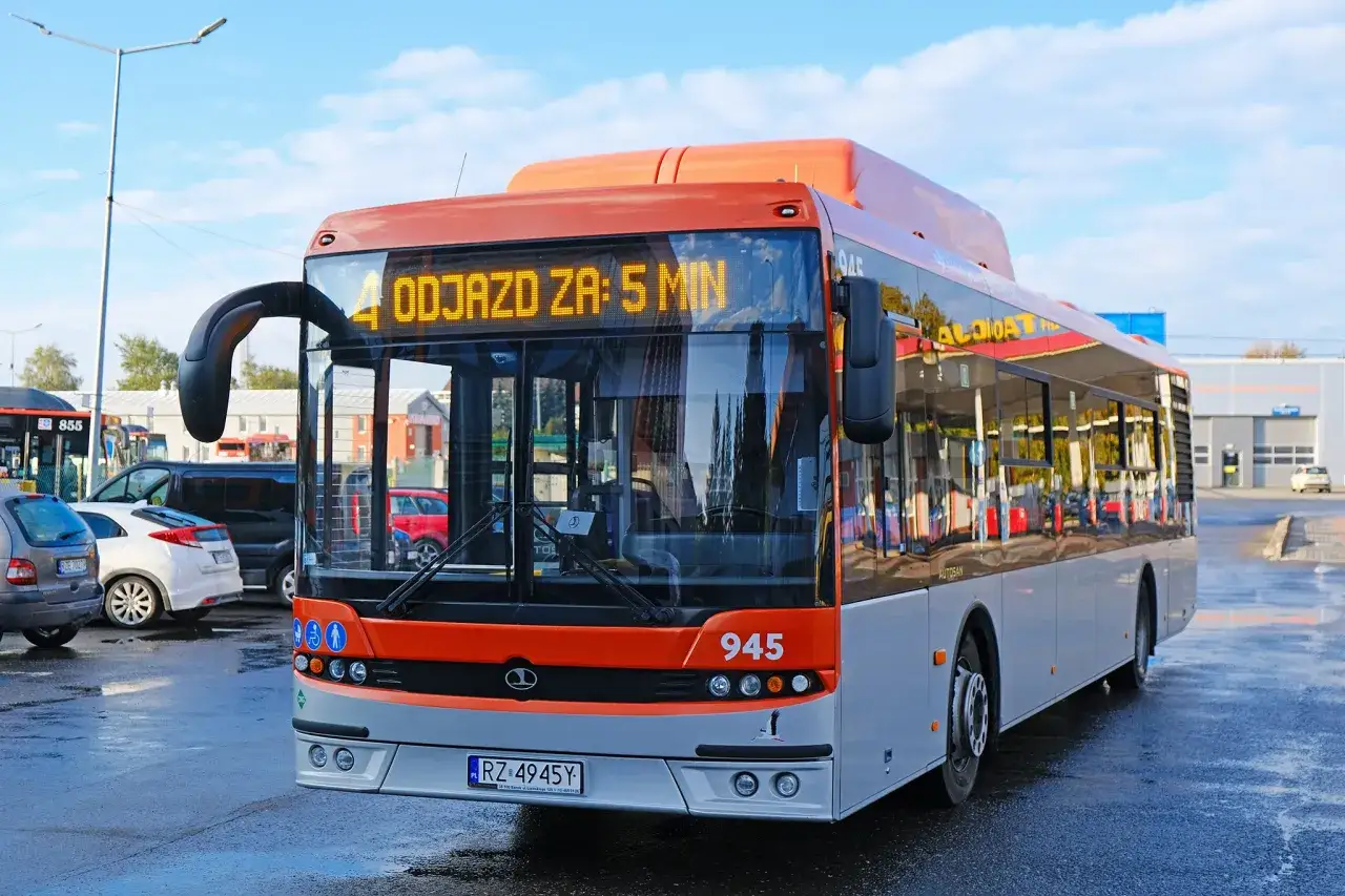 Autobus z numerem bocznym 945, wyświetlający komunikat 