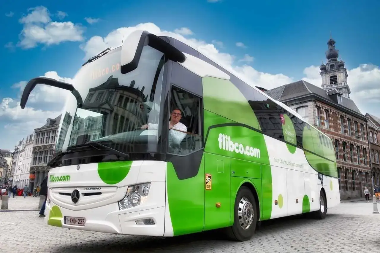 Autobus flibco.com z kierowcą w okularach, gotowy do podróży z Mediolanu do Bergamo.