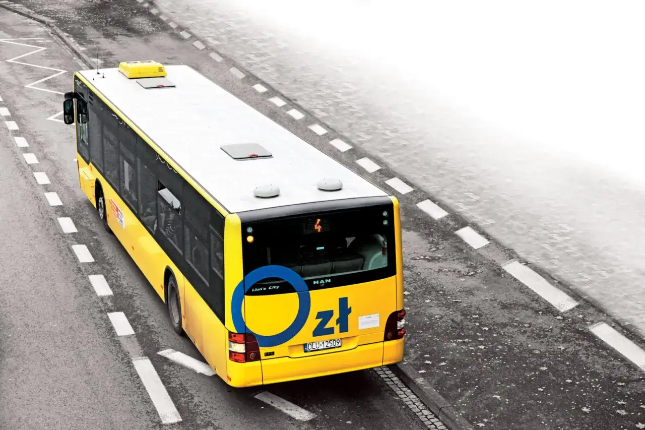 Żółty autobus miejski z logo 