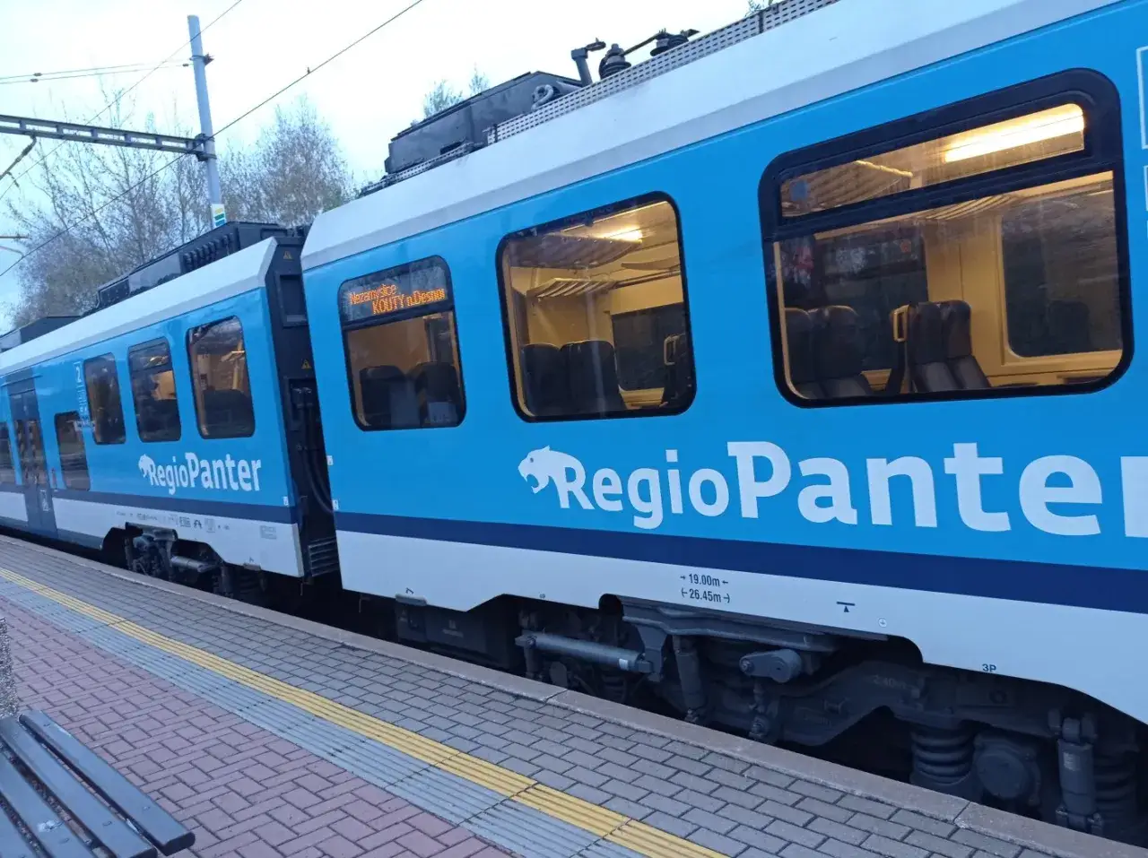 Niebieski pociąg RegioPanter na stacji, gotowy do podróży do Czech.