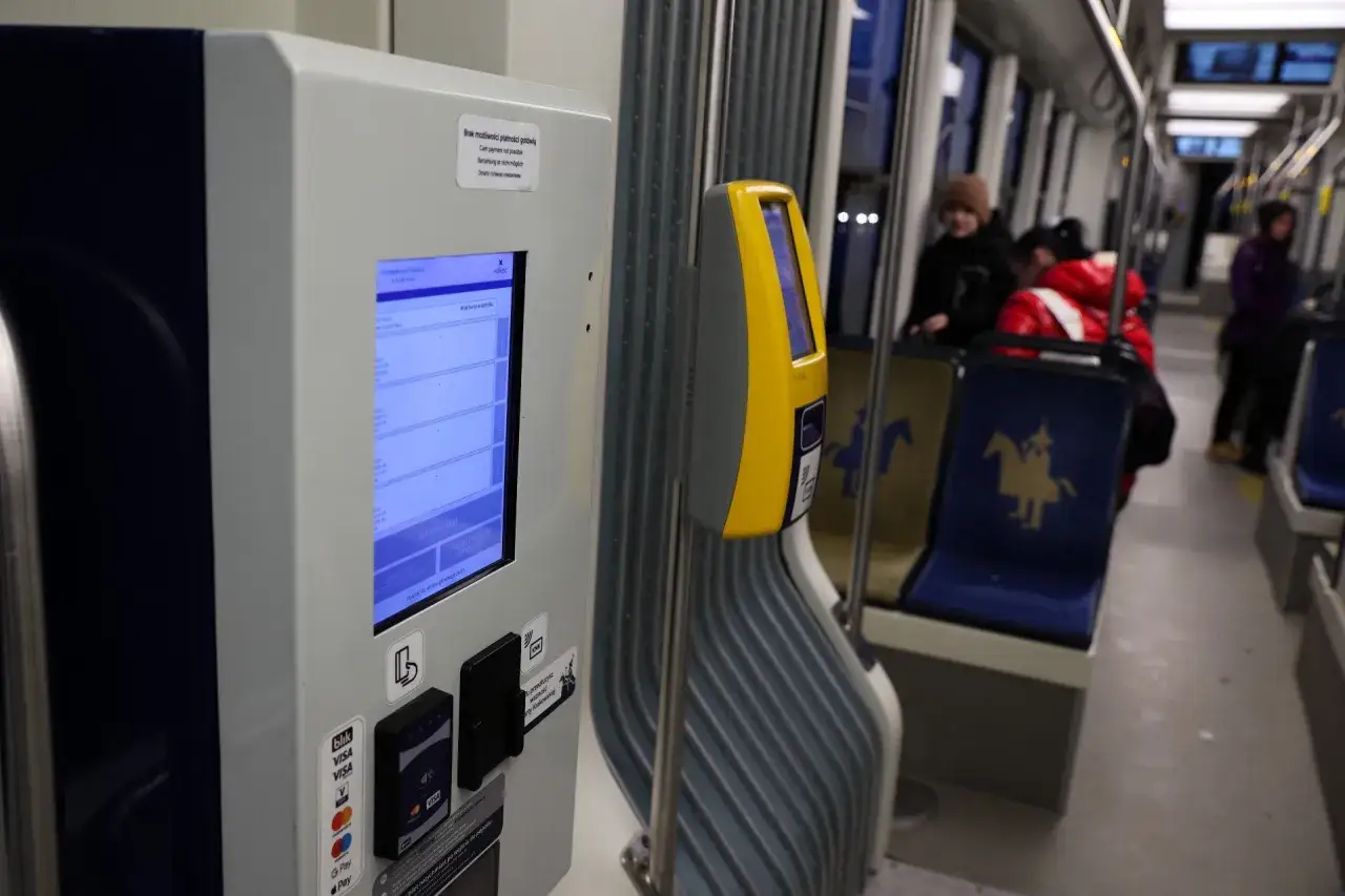 Biletomat w tramwaju. Można kupić bilet godzinny Kraków, płacąc kartą lub telefonem.