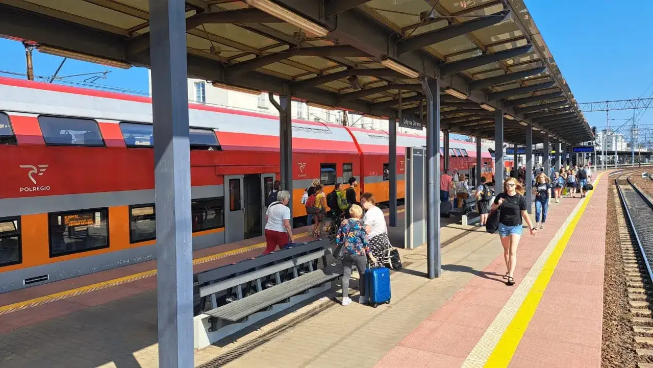 PKP Gdynia - Hel: pasażerowie wsiadają do czerwonego pociągu Polregio. Sprawdzam cenę biletu na podróż.