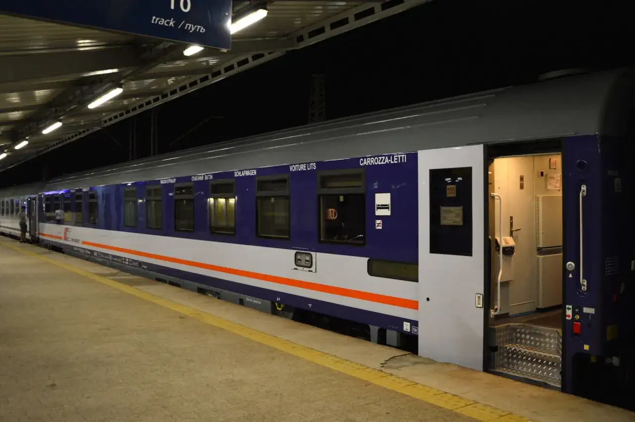 Nocny wagon sypialny Szczecin - Zakopane na peronie.