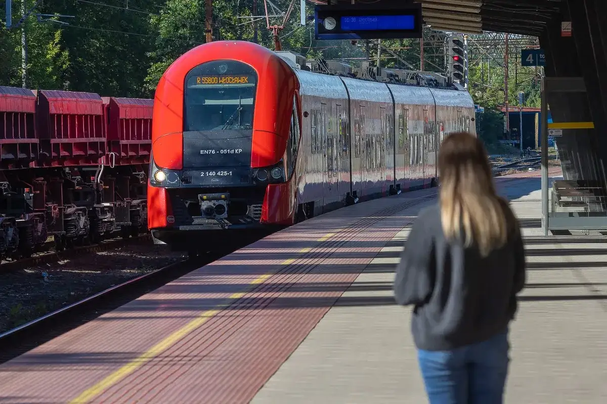 Czerwony pociąg PKP Intercity z napisem 