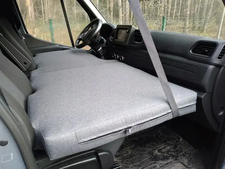 materac na dachu samochodu zabezpieczony, materac w busie dostawczym
