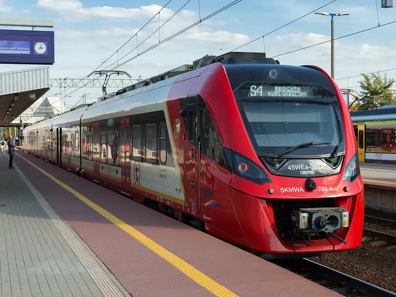 Czerwony pociąg SKM S4 do Legionowa na peronie. Szybka kolej miejska w Warszawie to wygodny środek transportu.