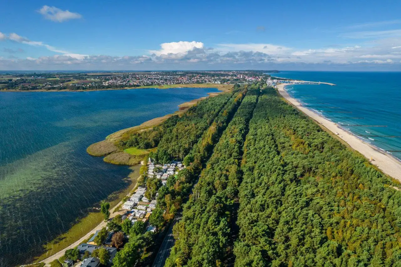 Widok z lotu ptaka na Półwysep Helski, z lasem sosnowym, plażą i Zatoką Pucką. Idealne miejsce na podróż SKM Gdynia Hel.