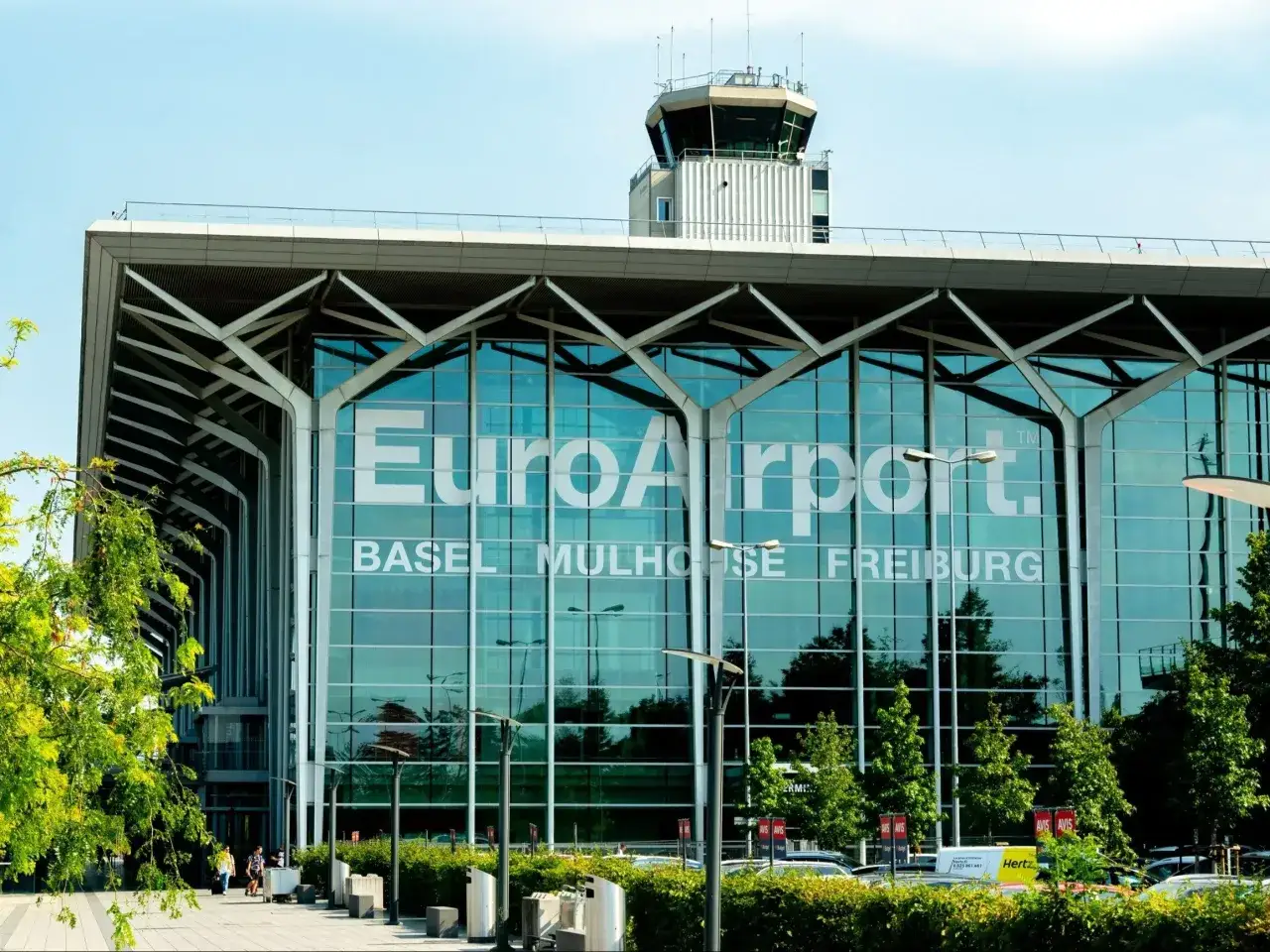 Nowoczesny budynek lotniska EuroAirport Basel Mulhouse Freiburg z charakterystyczną wieżą kontroli lotów.