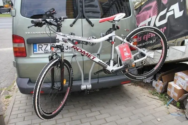 Zdjęcie Jak przewieźć 4 rowery? Kompletny poradnik (hak, dach, przepisy)