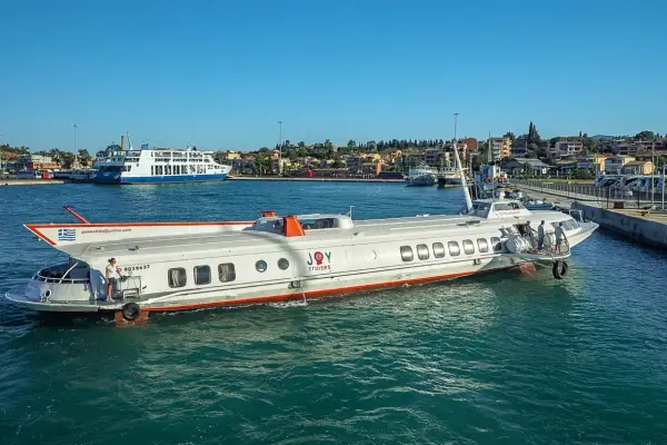Hydrofoil "Joy Cruises" w drodze z Korfu do Sarandy. W tle prom pasażerski.